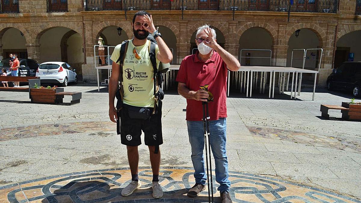 Pedro Hidalgo y el concejal de Turismo (derecha) en la Plaza Mayor de Benavente. | E. P.
