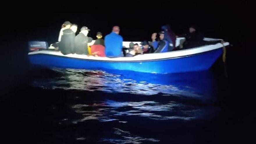 Migrantes, de noche, a bordo de una patera.