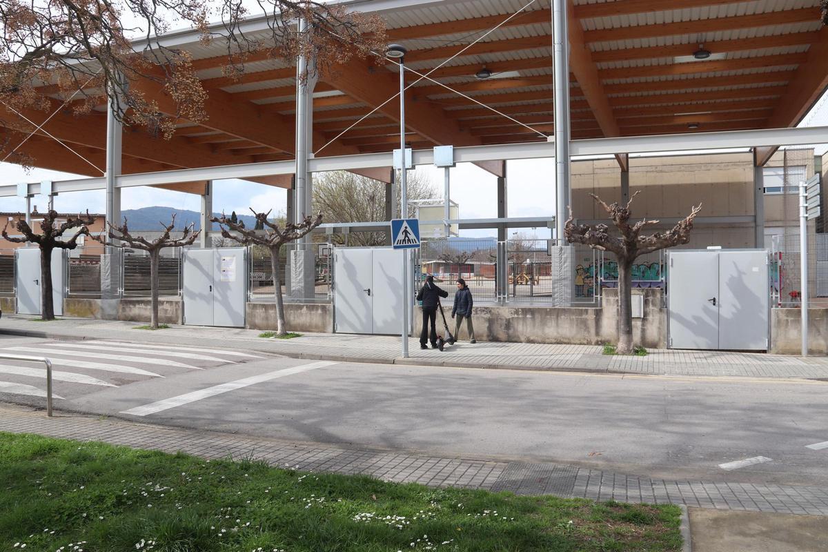 El pati de l'escola L'Entorn de Porqueres on s'ha produït l'explosió en un experiment.