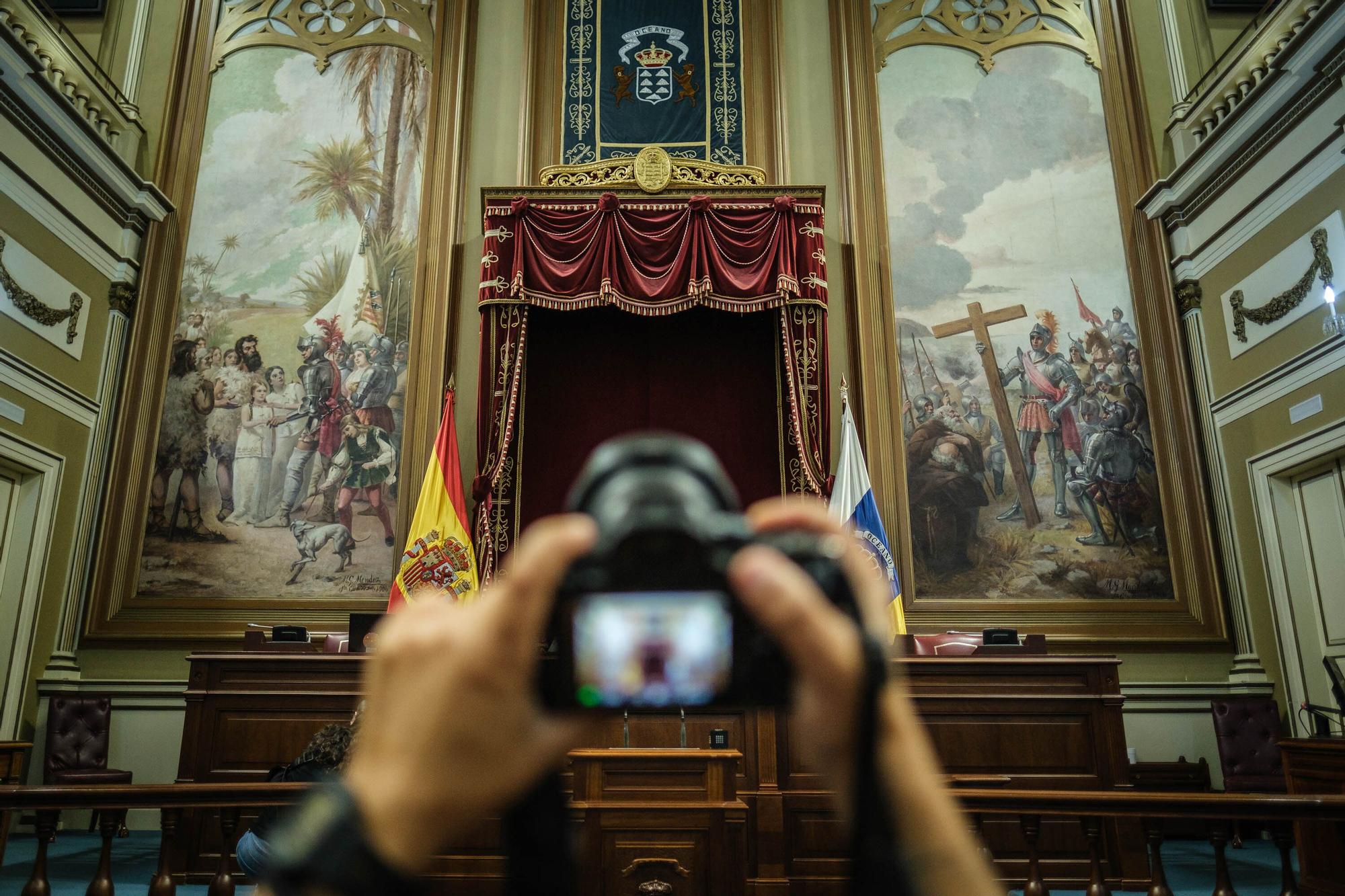 CC y Sí Podemos reclaman cubrir los cuadros del Parlamento por ser ofensivos