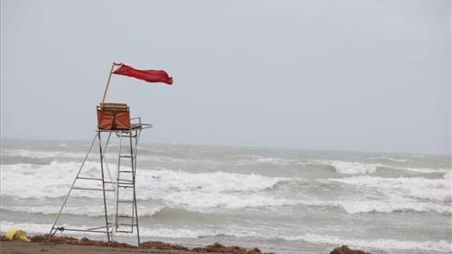 Alerta por olas de hasta tres metros en Castellón