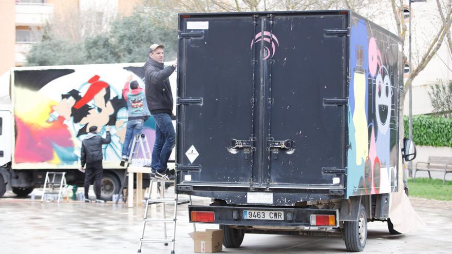 Diez grafiteros para pintar cinco camiones en Ibiza