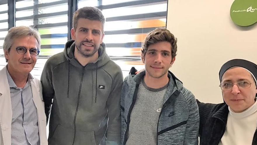 Caram amb un facultatiu i els jugadors del Barça Piqué i Sergi Roberto