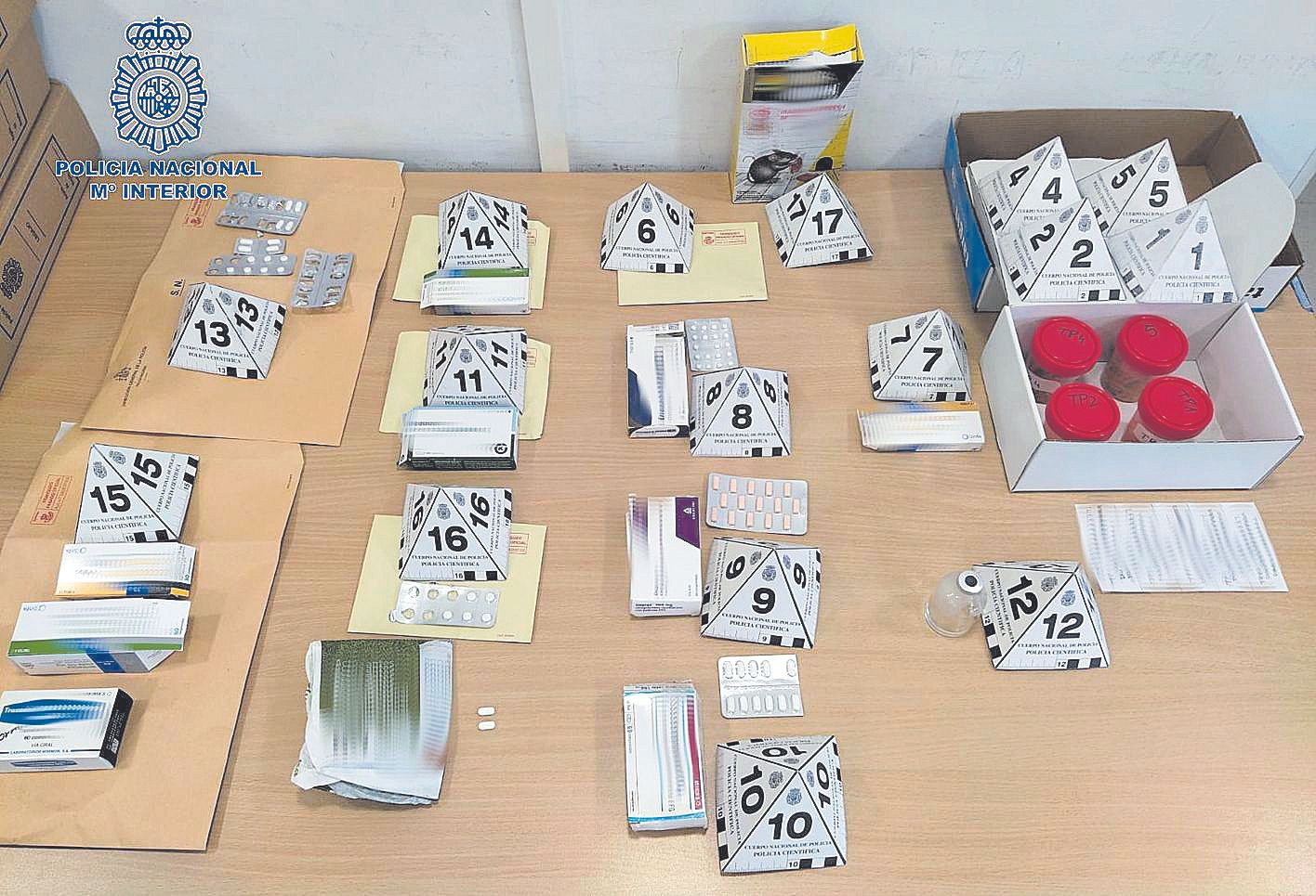 Cajas con medicamentos y raticida intervenidos por la Policía en el domicilio de la detenida.