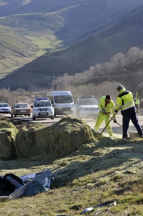 El vuelco de un camión obliga a cortar la carretera de Pajares