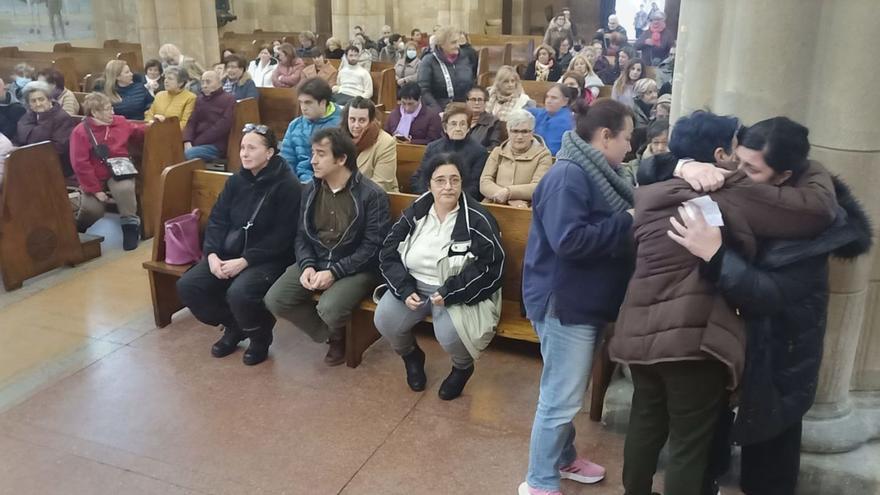 Decenas de feligreses llenan la iglesia de Turón para despedir al párroco. En el recuadro, Álvarez Moro. | D. M.