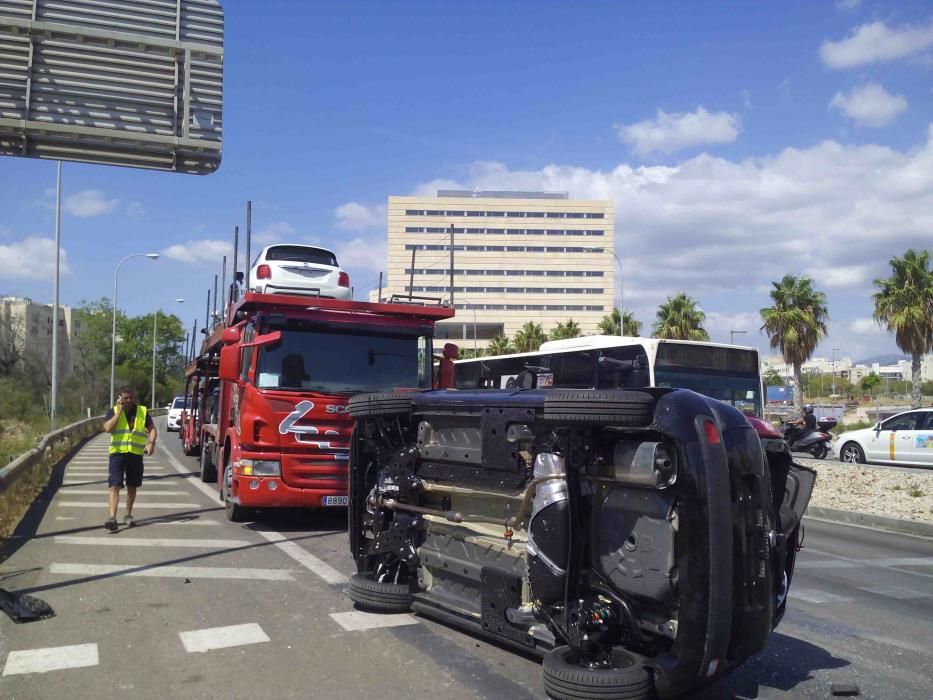 Accidente con un camión de transporte de vehículos en la autopista de Llucmajor