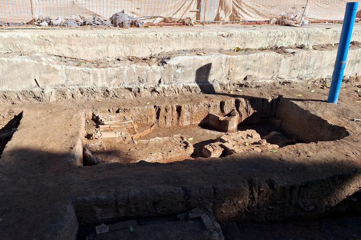 Detalle de una de las tumbas romanas encontradas en la extensión del metro de Málaga al Hospital Civil.
