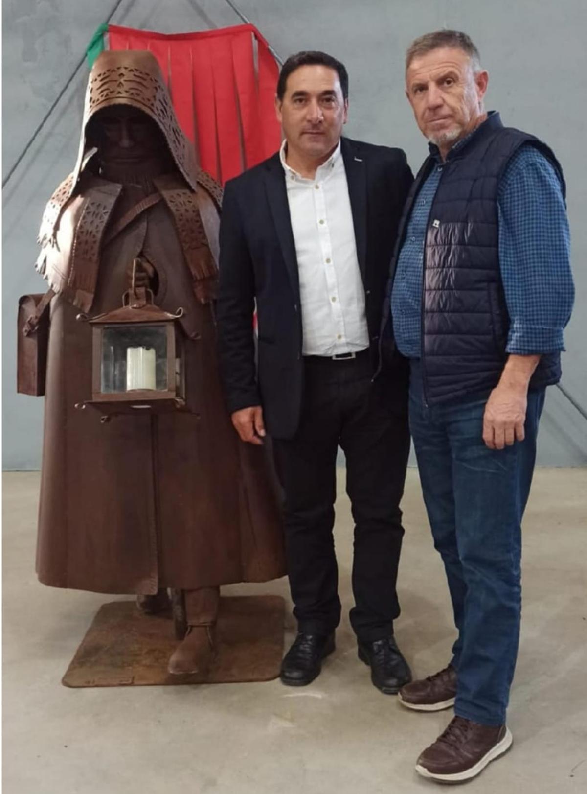 Escultura del Pastor Alistano, Javier, socio de Apeca; y José Javier, escultor