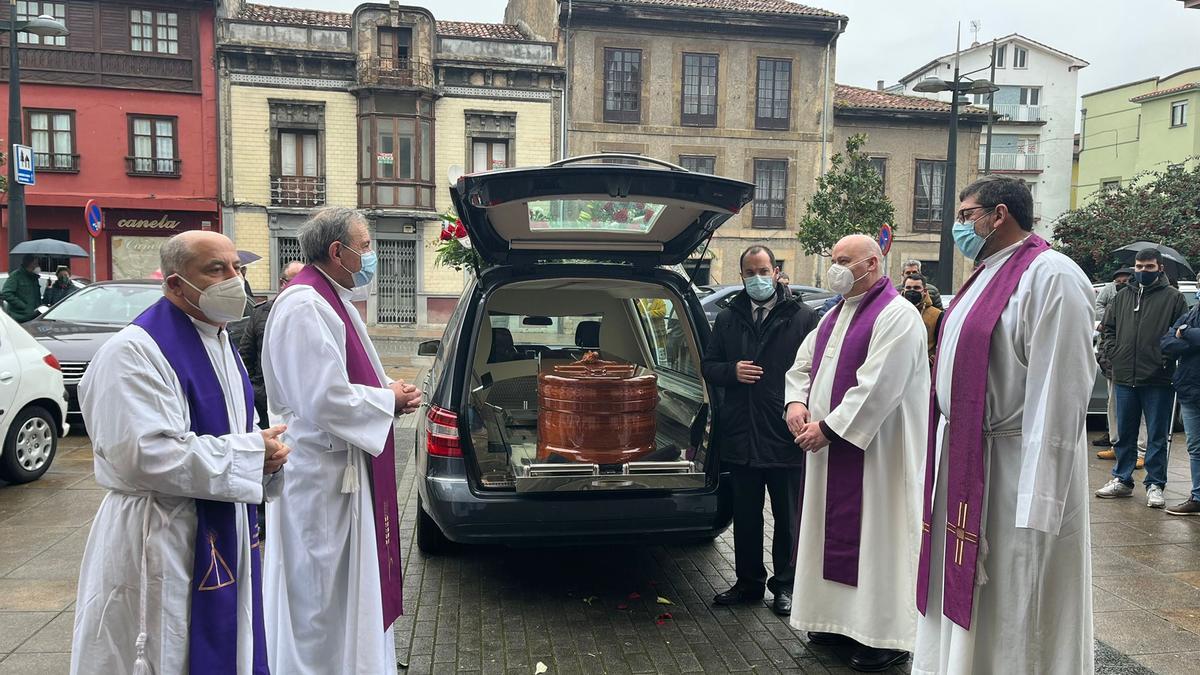 Emocionado funeral en Pola de Siero por el cura "Tito"