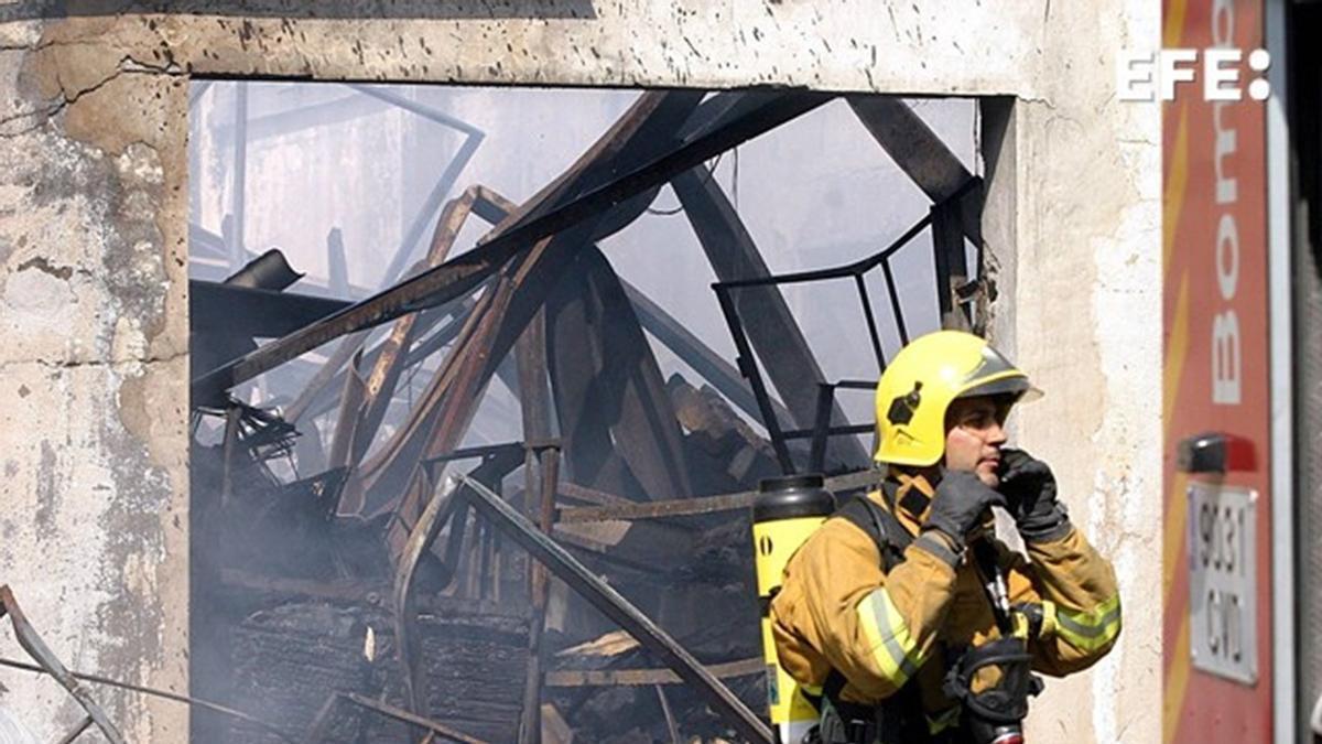 Un bombero durante la intervención en la nave de Santa Pola