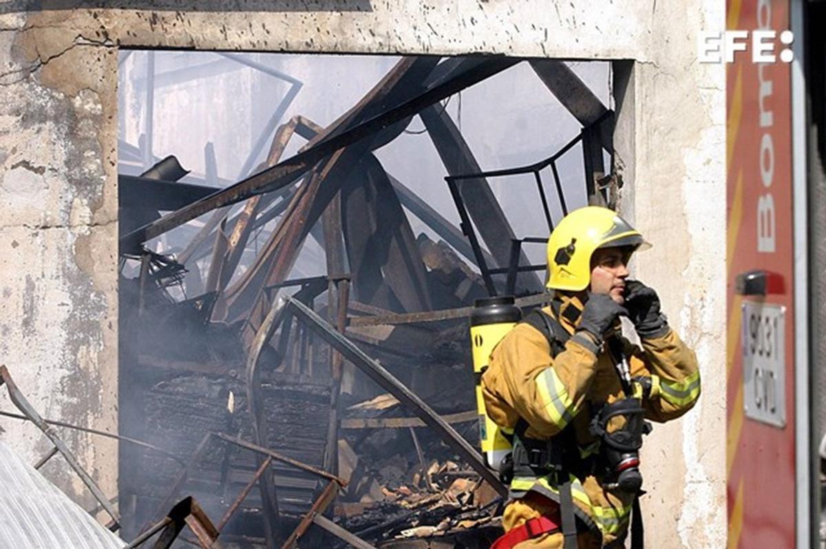 Un bombero durante la intervención en la nave de Santa Pola