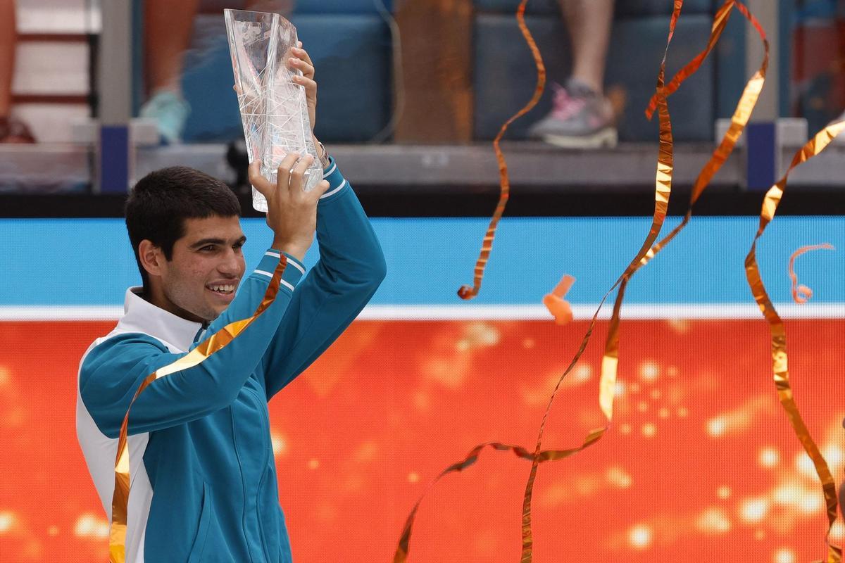 Alcaraz acaba amb la maledicció espanyola a Miami i guanya el seu primer Masters 1000 Alcaraz acaba amb la maledicció espanyola a Miami i guanya el seu primer Masters 1000