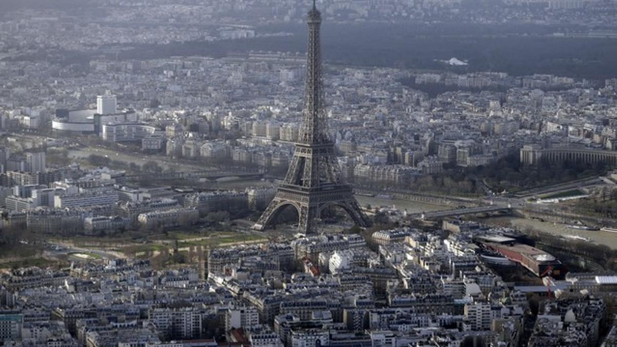 Foto aérea de la Torre Eiffel de París.