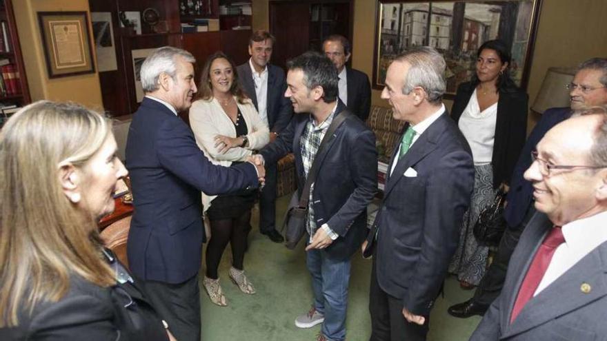 El alcalde, Xulio Ferreiro, al inicio del encuentro de ayer con los representantes de la Cámara.