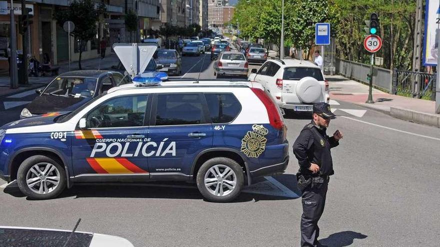 Imagen de un agente de Policía Nacional en la calle Fernández Ladreda. // Gustavo Santos