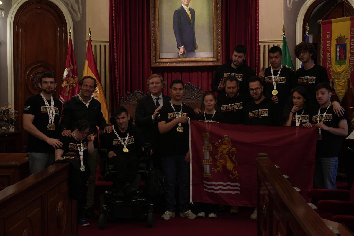 Integrantes del Dojo Bushido junto a Cristo Gamero, Juan Prejo e Ignacio Gragera en el Ayuntamiento.