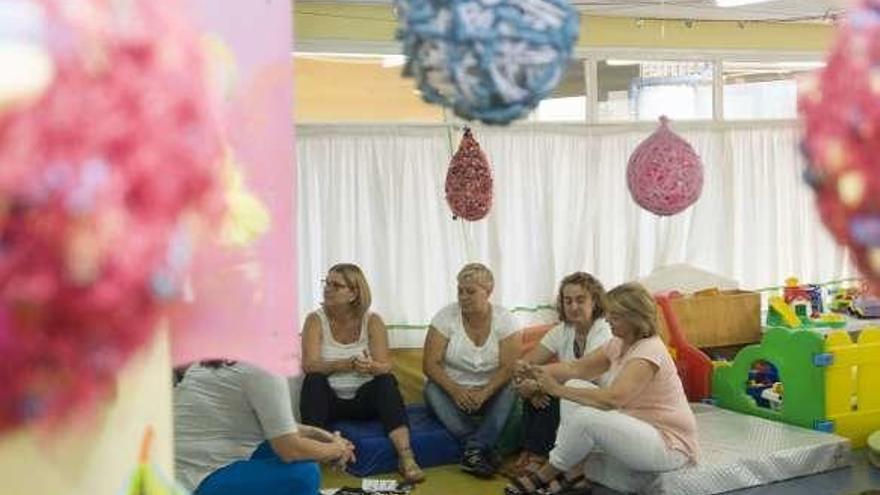 Sentadas en el aula.