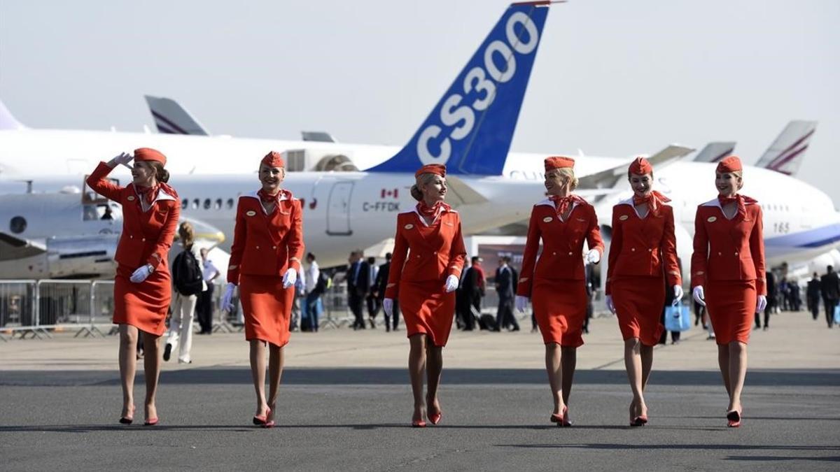 Azafatas de cabina de Aeroflot, durante el Internacional Paris Airshow, en Le Bourget, el 16 de junio del 2015.