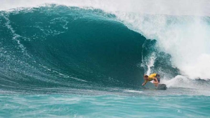 Los 34 mejores surfistas del mundo exhiben sus habilidades en Hawái