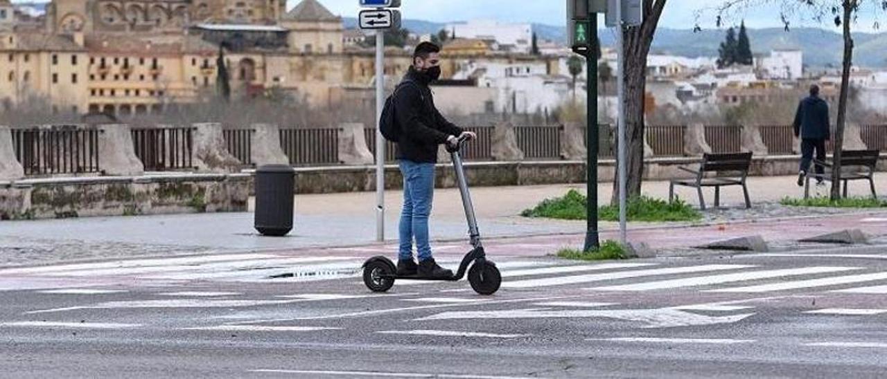 Un joven circula con un patinete eléctrico.