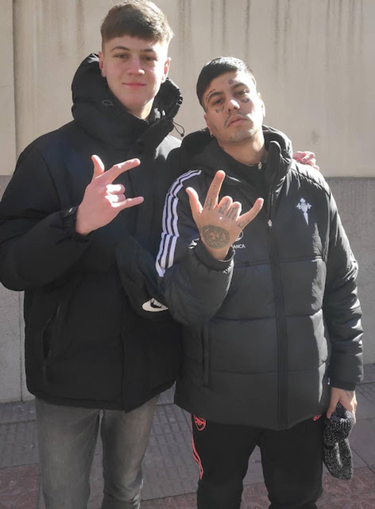 El rapero Duki con el anorak del Celta y un fan