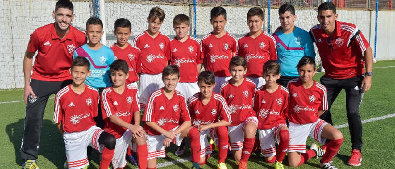 El alevín &#039;A&#039; del Claret con su entrenador en el campo Junta de Obras.