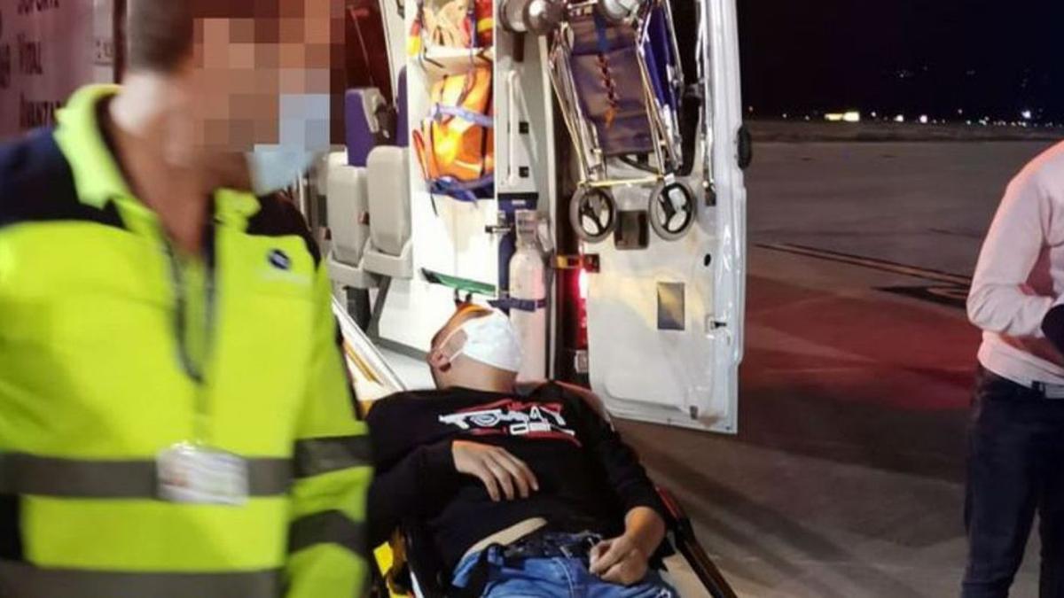 Sanitarios trasladan al joven que obligó a desviar el avión.