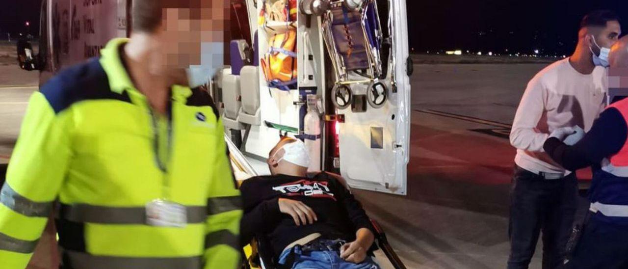 Sanitarios trasladan al joven que obligó a desviar el avión.