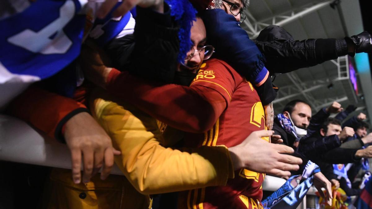 Álvaro Giménez celebra su gol con la grada en Burgos