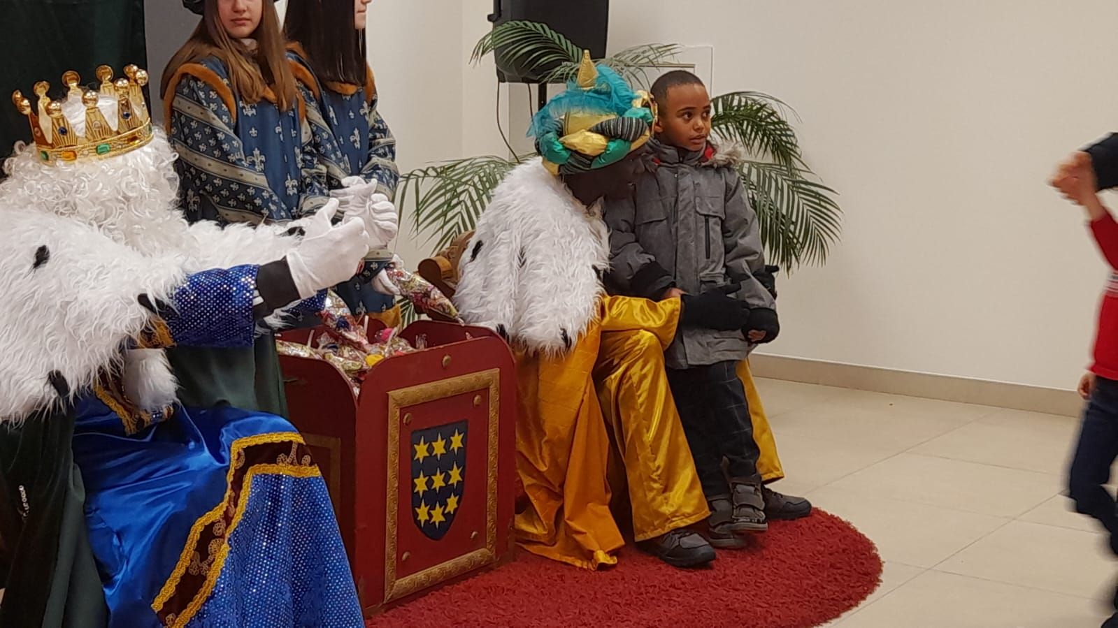 Sus Majestades de Oriente reciben a los niños de Llanera