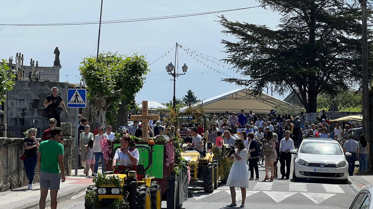 Un momento del desfile de carros, tractores y otros vehículos engalanados para celebrar la fiesta de San Isidro o Labrego, en Caleiro (Vilanova).   | //  FDV