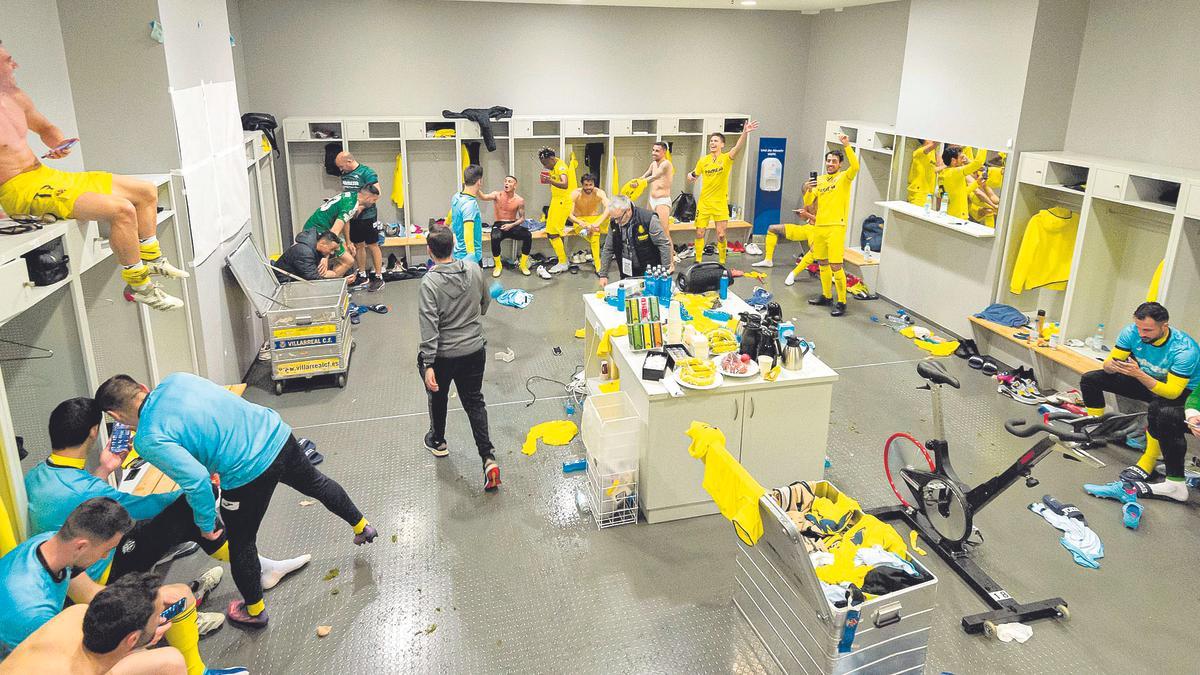 Los jugadores del Villarreal CF celebran intensamente el heroico empate en Múnich que les clasifica para la segunda semifinal de la UEFA Champions League en la historia del Submarino.