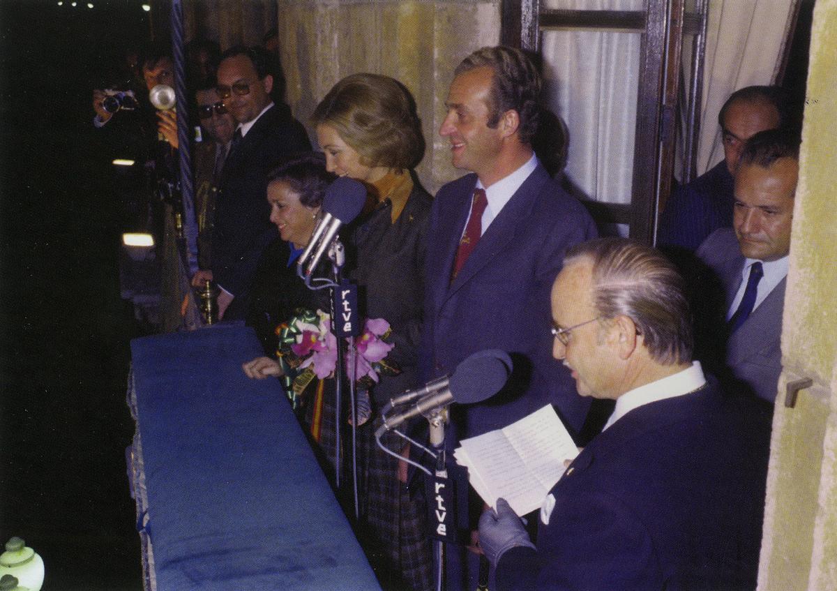 Los Reyes, en diciembre de 1976, en el balcón del Ayuntamiento de Castelló junto al entonces alcalde, Vicente Pla.