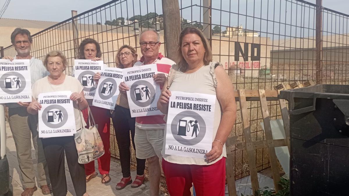Vecinos de La Pelusa, con carteles contra la gasolinera, este verano.