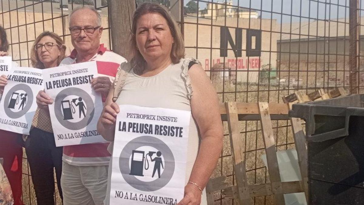 Inmaculada de la Torre, presidenta de La Pelusa, delante del solar de calle Potosí, donde se proyectaba la gasolinera de bajo coste.
