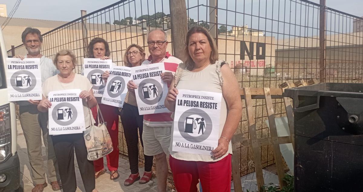 Vecinos de La Pelusa, con carteles contra la gasolinera, este verano. | A.V.