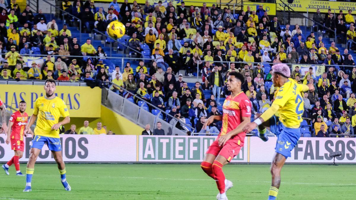 Araujo remata el balón de cabeza que supuso el 1-0 frente al Getafe