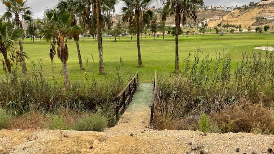 Uno de los accesos al campo de golf desde la vía pública sin vallado.  | INFORMACIÓN