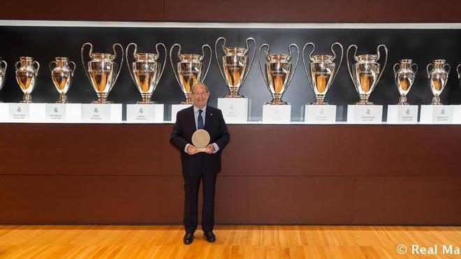 Paco Gento posando con las 13 copas de Europa del Madrid