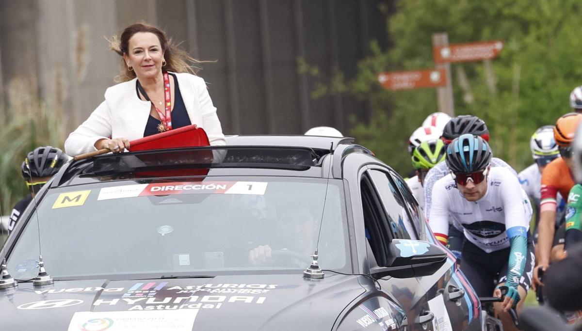 Cristina Álvarez «Mendo» da la salida de la última etapa de la edición de este año de la Vuelta Ciclista a Asturias.  |