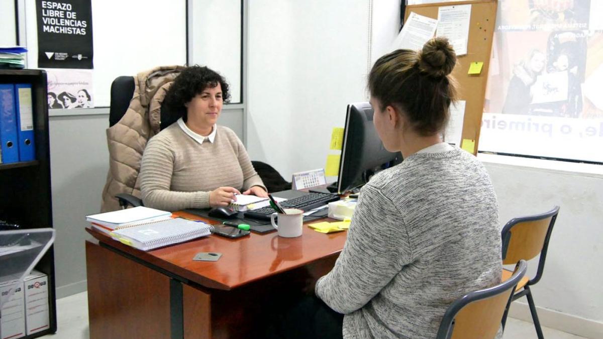 Una trabajadora de Amigos de Galicia atiende a una usuaria del servicio de intermediación laboral.