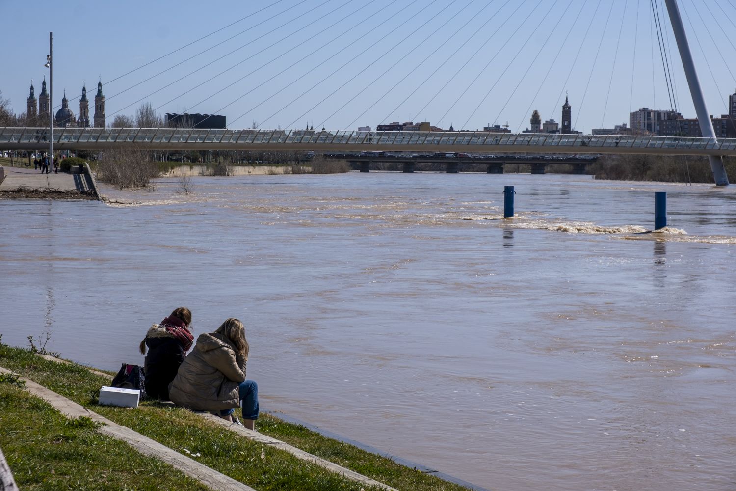 La crecida del Ebro a su paso por Zaragoza, en imágenes