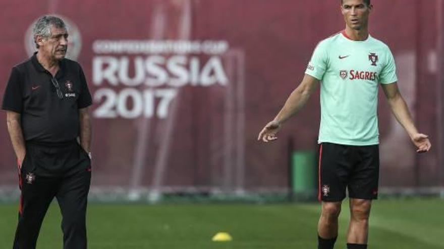 El jugador portuguès, en un entrenament, al costat del seleccionador portuguès.