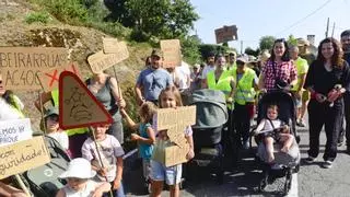 Decenas de familias de Celas exigen aceras seguras en la carretera AC-400