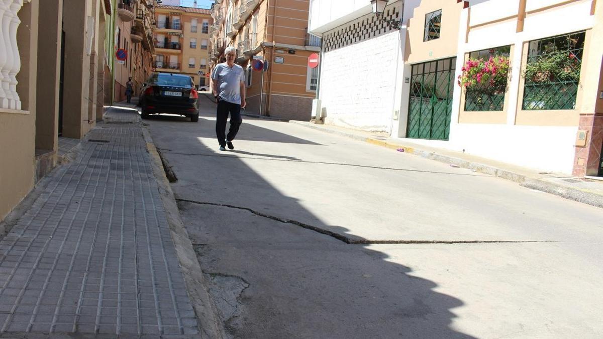 Deterioros en el firme de la calle Río Guadalquivir de Lucena.