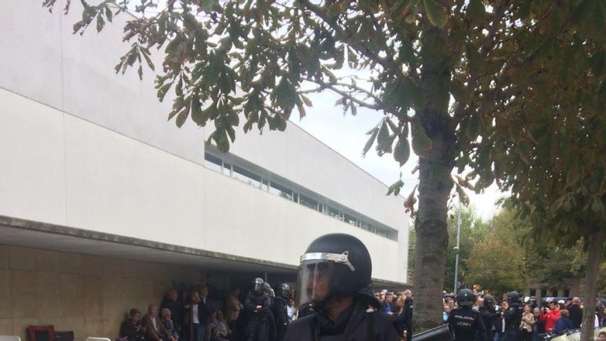 La Policia Nacional irromp per la força a la biblioteca Ernest Lluch de Girona