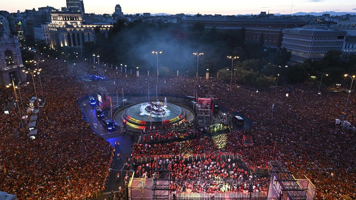 Miles de aficionados se concentran este lunes en Cibeles para celebrar con la selección española el título de campeones de la Eurocopa tras vencer ayer en la final a Inglaterra.