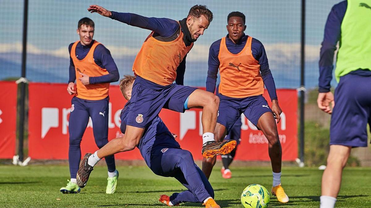 Samu i Stuani, en primer pla, amb Valery al fons durant l&#039;entrenament del Girona de dijous passat.