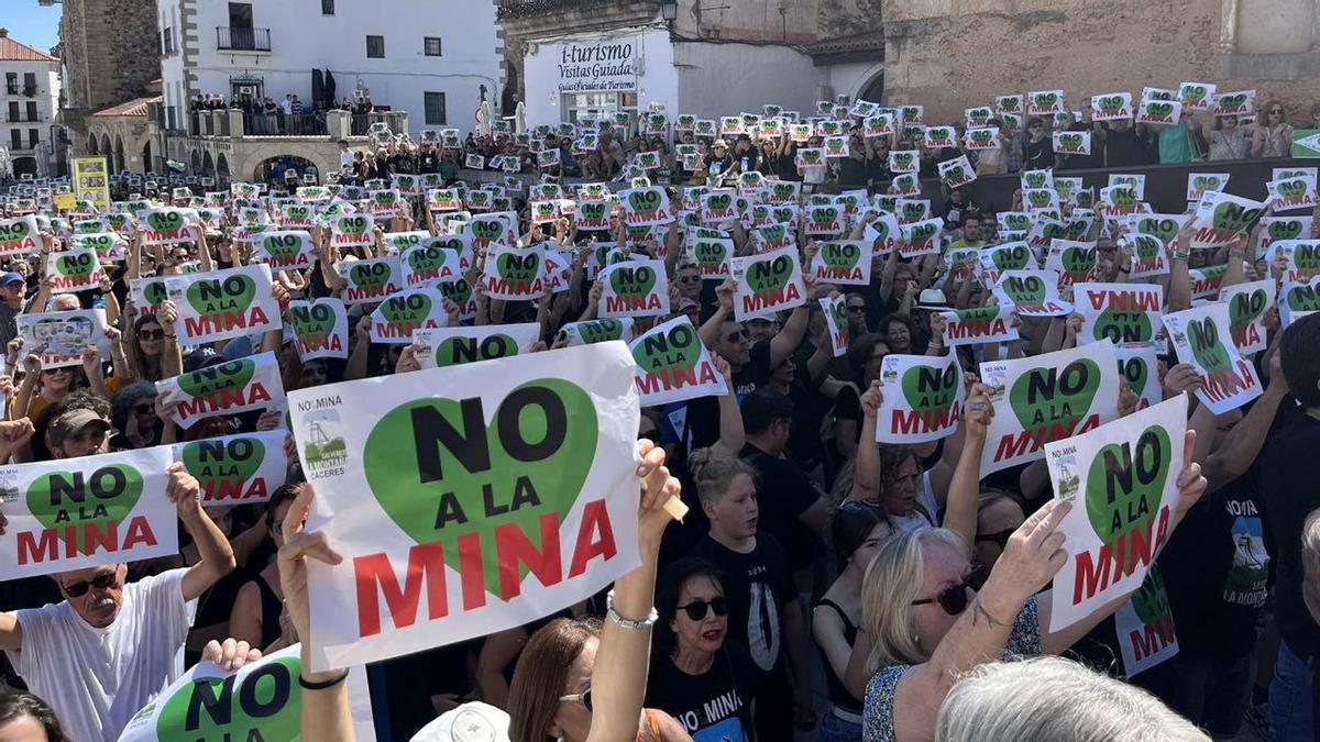 Vista de una manifestación multitudinaria en Cáceres contra una mina de litio en la Sierra de la Mosca.